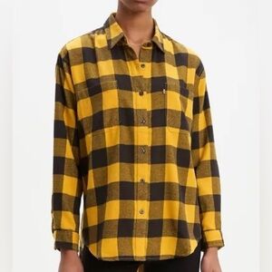 Levi’s women’s oversized buffalo plaid tee XS